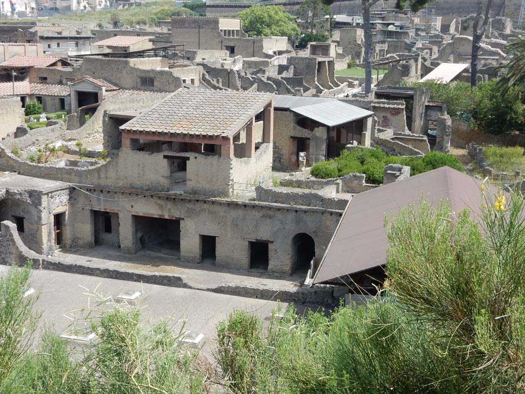 Ins. Orientalis I, 1a, Herculaneum, June 2019.
Looking north from access roadway towards lower floor rooms opening south onto a vaulted corridor.
The upper floor rooms belong to the south end of the House of the Gem.
Photo courtesy of Buzz Ferebee.